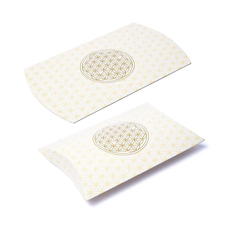 Aranyszínű ÉLET VIRÁGA motívummal díszített törtfehér, párna alakú papír doboz.